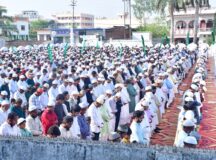 शहर की ईदगाह में नमाज अदा करते मुस्लिम समाज के लोग