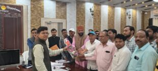 कर्मचारी नेता अनिल सिंह कई कर्मचारियों के साथ नवागत डीएम से किया शिस्टाचार भेंट