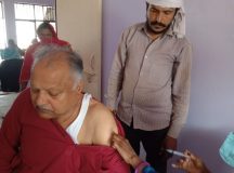 शोहरतगढ़ में कोविड टीकाकरण, पूर्व दर्जा प्राप्त मंत्री समेत सैकड़ों ने लिया कोविड निरोधी इंजेक्शन 