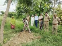 बच्चे का शव कब्र से निकालती शोहरतगढ़ पुलिस