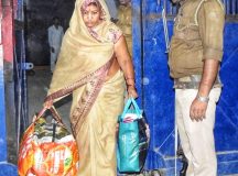 सिद्धार्थनगर जिला जेल से बाहर आते मुन्नी देवी