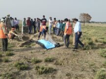 अधिकारियों के सामने कैफ की लाश को कब्र से निकालते कर्मी