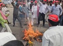 मुख्यमंत्री का पुतला फूंकते सपा नेता व कार्यकर्ता