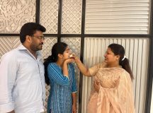 वत्सला की सफलता पर मुंह मीठा करते उनके मम्मी पापा सिद्धार्थ एंव शिल्पी अग्रवाल