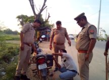 वाहन चेकिंग के दौरान पुलिस ने काटा 40 ई- चालान, दिया हेलमेट लगाने की सलाह