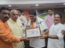 साहित्यका नियाज कपिलवस्तुयी को सम्मानित करते सांसद जगदम्बिका पाल, व नगर पालिका अध्यक्ष गोविद मााधव