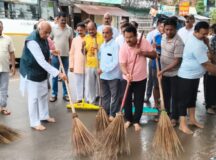 सेवा पाखवाड़ा के तहत हनुमान गढ़ी का हुआ साफ सफाई, सांसद व नपा अध्यक्ष गोबिंद माधव रहे मौजूद
