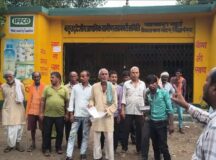 सहकारी समिति खखरा खुर्द पर किसानों ने किया प्रदर्शन, यूरिया ब्लैक करने का आरोप