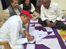 SIR: एक-एक वोट जोड़ने सड़क पर उतरे उग्रसेन सिंह