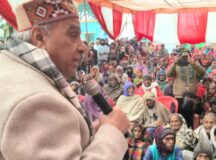 सांसद जगदम्बिका पाल ने दुभरा में बांटे कम्बल, कहा हर पीड़ित की होगी मदद