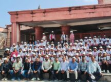 स्कूली बच्चों ने की गोरखपुर की सैर, देखा गोरखनाथ मंदिर, म्यूजियम, चिड़िया घर व नौका विहार