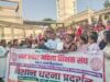 अंतर्जनपदीय ट्रांसफर के लिए शिक्षिकाओं ने भरी हुंकार, धरना देने के बाद डीएम को सौंपा ज्ञापन
