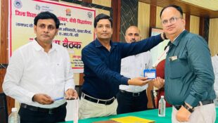 डायट पर आयोजित मासिक समीक्षा बैठक में रैंकिंग में सुधार पर बल