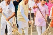 मंदिर परिसर में चला वृहद स्वच्छता अभियान, चेयरमैन व सांसद ने किया श्रमदान