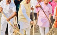 मंदिर परिसर में चला वृहद स्वच्छता अभियान, चेयरमैन व सांसद ने किया श्रमदान