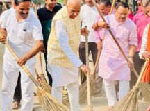 मंदिर परिसर में चला वृहद स्वच्छता अभियान, चेयरमैन व सांसद ने किया श्रमदान