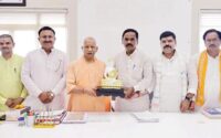 भाजपा जिला कमेटी ने की सीएम योगी से भेंट, कहा- बनेगी 2027 में प्रचंड बहुमत की सरकार