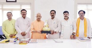 भाजपा जिला कमेटी ने की सीएम योगी से भेंट, कहा- बनेगी 2027 में प्रचंड बहुमत की सरकार