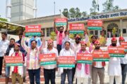 नीट पेपर धांधली के मुद्दे पर सपा छात्रसभा का प्रदर्शन, जिलाधिकारी को ज्ञापन