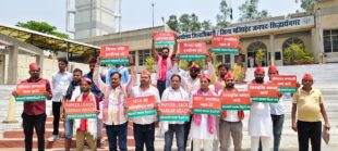 नीट पेपर धांधली के मुद्दे पर सपा छात्रसभा का प्रदर्शन, जिलाधिकारी को ज्ञापन
