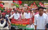 तपती दोपहरी में सपा के अमर सिंह ने बढ़ाया सियासी पारा, ज़बरदस्त प्रदर्शन कर सरकार को कोसा