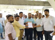 भारतीय मजदूर संघ ने मांगों को लेकर जिलाधिकारी के माध्यम से सीएम को सौंपा ज्ञापन