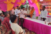 कर्मचारी के सेवानिवृत्त होने पर आयोजित हुआ विदाई समारोह 