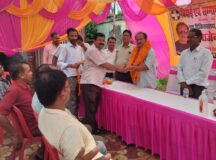 कर्मचारी के सेवानिवृत्त होने पर आयोजित हुआ विदाई समारोह 