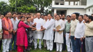टेट अनिवार्यता के मुद्दे पर टीएफआई ने सांसद को सौंपा मांग पत्र