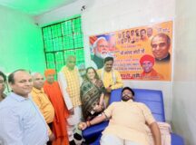सेवा संकल्प अभियान: सांसद जगदंबिका पाल पहुंचे रक्तदान करने, सीएमओ व विधायक के आग्रह पर निर्णय बदला