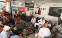 रेलवे द्वारा मनमाने ढंग से बढ़ाया गया किराया, सिद्धार्थनगर में दुकानदारों की आपात बैठक आयोजित