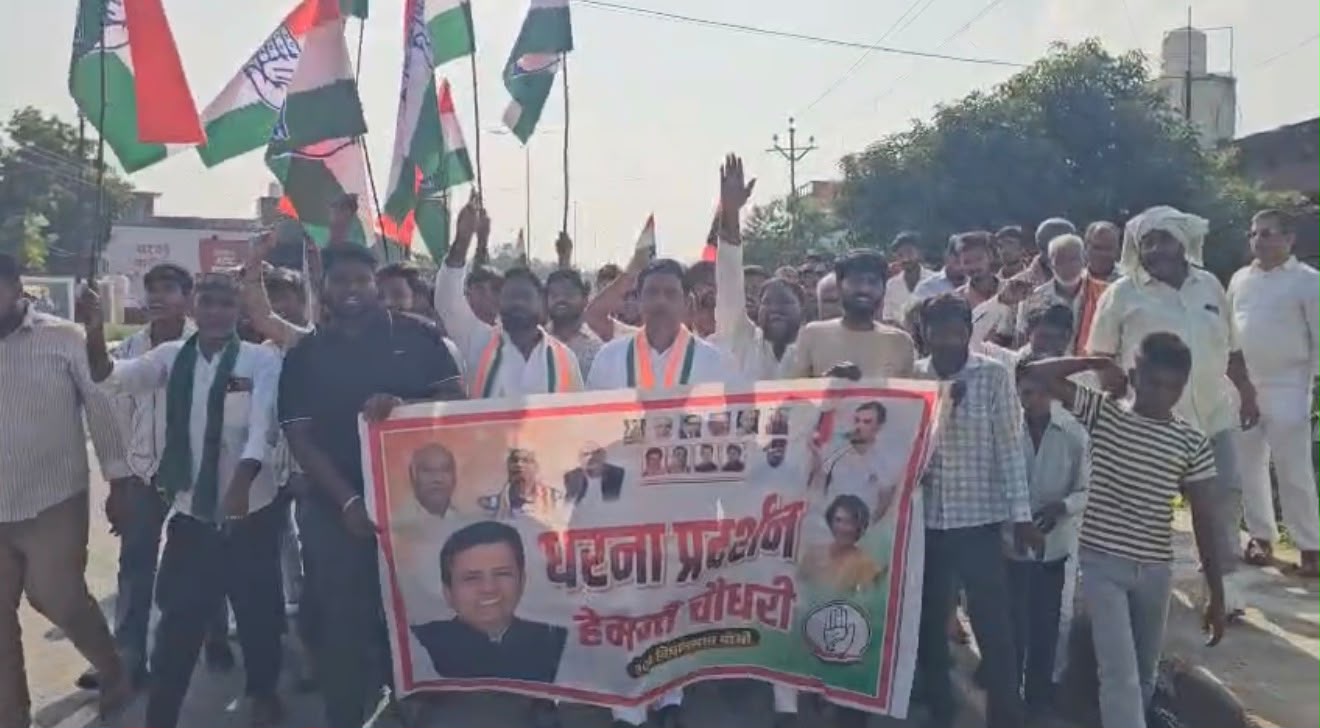 तिलौली को नगर पंचायत बनाने की मांग को लेकर कांग्रेस का ज़ोरदार धरना प्रदर्शन